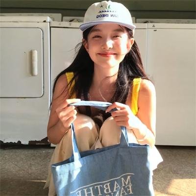 红衣小女孩